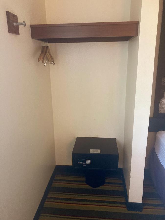 Super 8 By Wyndham Windsor Hotel Kültér fotó