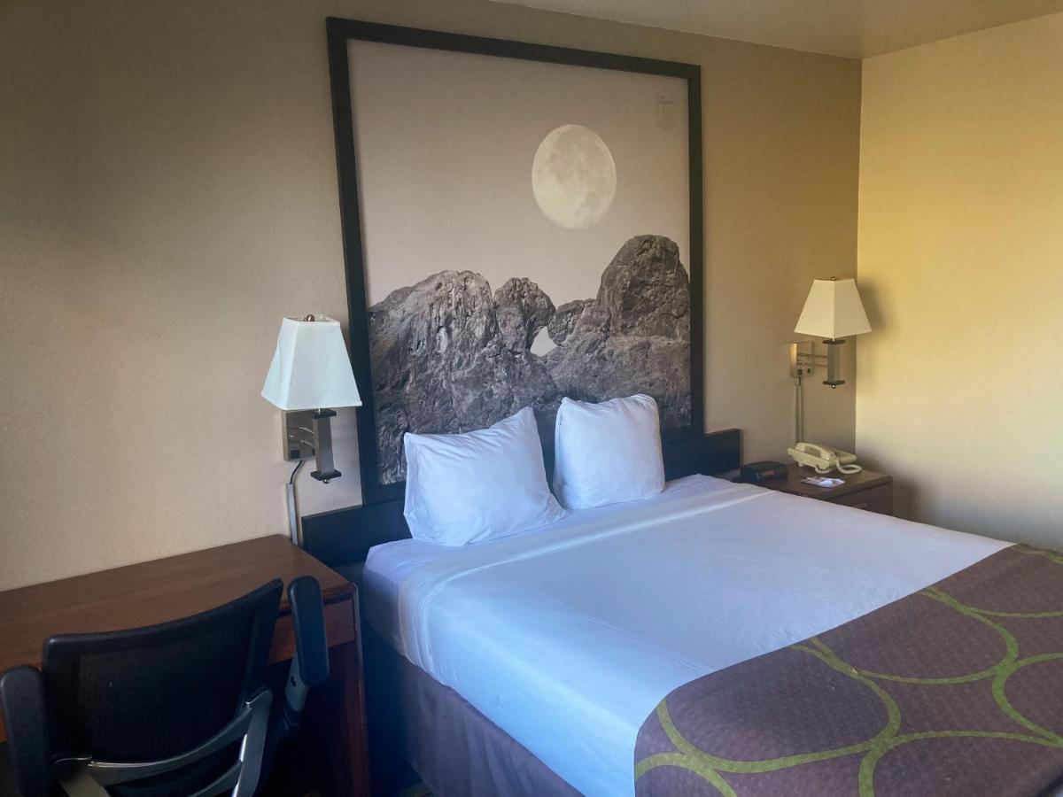 Super 8 By Wyndham Windsor Hotel Kültér fotó